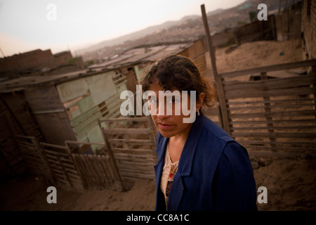 Eine Frau in einem Elendsviertel Dorf in Lima, Peru, Südamerika. Stockfoto