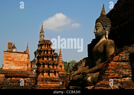 Buddha Figur innerhalb des "Wat Mahathat" Tempel. Sukhothai Historical Park, Thailand. Stockfoto