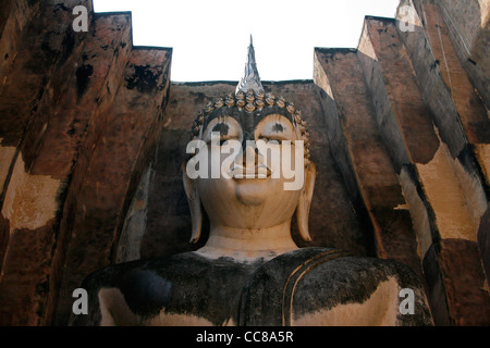 Buddha Figur innerhalb des "Wat Si Chum Tempel. Sukhothai Historical Park, Thailand. Stockfoto