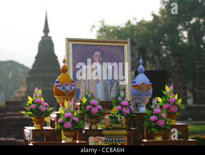 Hommage an König Rama IX' (Bhumibol Adulyadej) Anlässlich des "Loi Krathong" Festival im Sukothai Historical Park, Thailand. Stockfoto