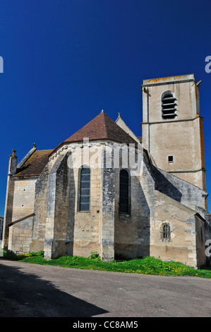 Die mittelalterliche Kirche in Mailly le Chateau in Burgund. Frankreich. Platz für Text in den Himmel Stockfoto