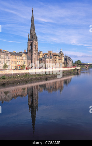 Wahrzeichen von St. Matthew's Church und Reflexionen in den Fluss Tay Perth in Perth und Kinross & historische Grafschaft Perthshire Schottland Großbritannien Stockfoto