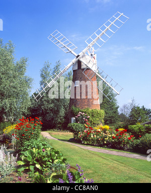 Hunsett Entwässerung Mühle Mühle denkmalgeschützte Gebäude aus rotem Backstein & flower garden Norfolk Broads am Ufer des Flusses Ant in der Nähe von stalham Norfolk East Anglia England Großbritannien Stockfoto