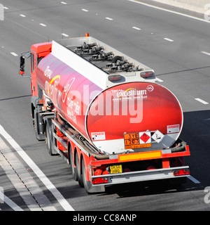 Hazchem gefährliche Chemikalien gefährlicher Güter zu unterzeichnen, auf Rückseite des gesamten Tanker-LKW Stockfoto