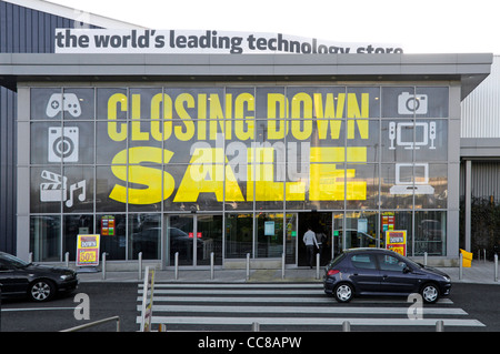 Beste elektrische Technologie store große Kaufen Schließung Verkauf Zeichen oben Shop Eingang West Thurrock Lakeside Retail Park Essex England Großbritannien Stockfoto