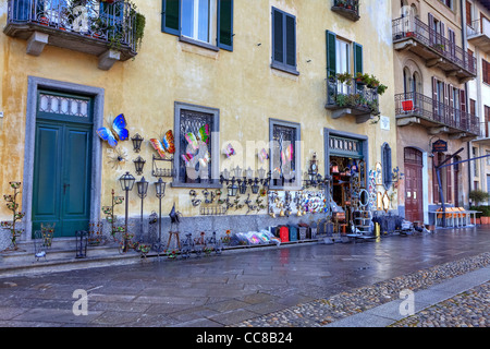 typisches Geschäft für Touristen in Cannobio, Verbania, Piemont, Italien mit dekorativen Elementen. Stockfoto