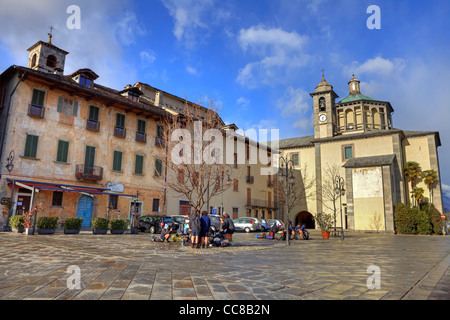 Piazza an der Uferpromenade von Cannobio, Verbania, Piemont, Italien mit der Wallfahrtskirche Santa Pietà. Stockfoto