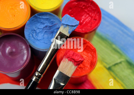 Pinsel mit geöffneter Farbeimer Stockfoto