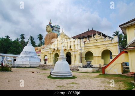 Tempel der Wewurukannala Vihara in Stadt von Dikwella im Süden Sri Lankas mit einer großen Buddhastatue Stockfoto