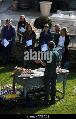 Ein Poultryman gibt einen Vortrag über Hühnerhaltung in einem Kleinbetrieb-Kurs bei Daylesford Organic Hofladen in der Nähe von Stow-auf-t Stockfoto