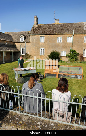 Ein Poultryman gibt einen Vortrag über Hühnerhaltung in einem Kleinbetrieb-Kurs bei Daylesford Organic Hofladen in der Nähe von Stow-auf-t Stockfoto