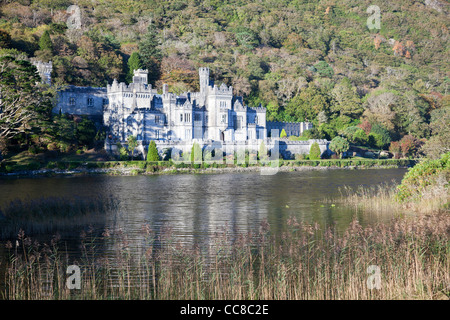 Kylemore Abbey am Ufer des Lough Pollacappul, Connemara, County Galway, Irland. Stockfoto