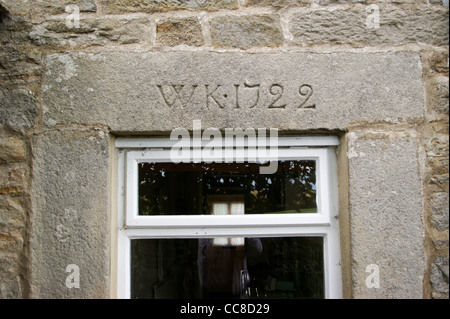 Eine Inschrift W K 1722 auf einem Fenstersturz der Bauernhaus Tür, Low-Neubauten, Baldersdale, Teesdale, County Durham, England Stockfoto