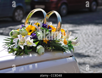 Schöner florale Dekoration ist auf einem Hochzeitsauto Stockfoto