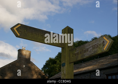 Wanderweg-Zeichen auf der Pennine Way auf Low Birk Hatt Farm, Baldersdale, County Durham, England Stockfoto
