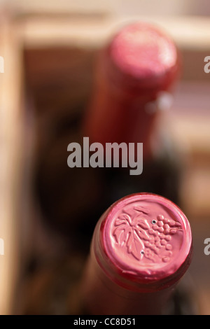 Alten Wein Holzkiste mit vielen Flaschen Stockfoto