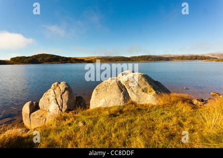 Am frühen Morgen an der felsigen Talsperre in der Nähe von Falls Creek auf der Bogong High Plains in Lake National Park, Victoria, Australien Stockfoto