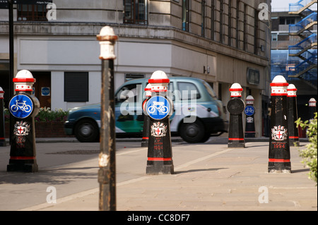 Radweg unterzeichnet mit dem Wappen der Stadt und ein London-Taxi im Hintergrund, in der City of London, England Stockfoto