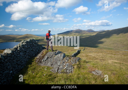 Walker mit Blick auf die hohen Mourne von Pigeon Rock Mountain, Mourne Mountains, County Down, Nordirland. Stockfoto