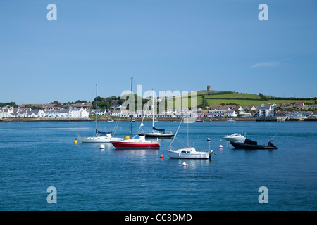 Segelboote vor Anker vor Portaferry, Strangford Lough, County Down, Nordirland. Stockfoto