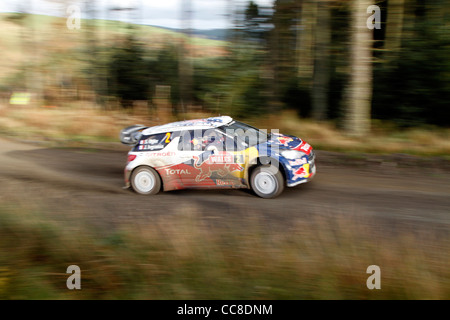 ein Rallye-Auto beschleunigt vorbei Stockfoto