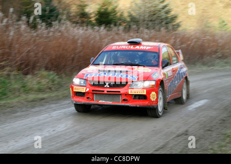 ein Rallye-Auto beschleunigt vorbei Stockfoto