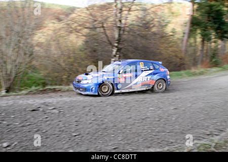 ein Rallye-Auto beschleunigt vorbei Stockfoto