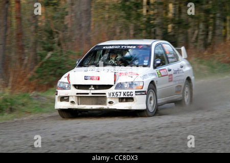 ein Rallye-Auto beschleunigt vorbei Stockfoto