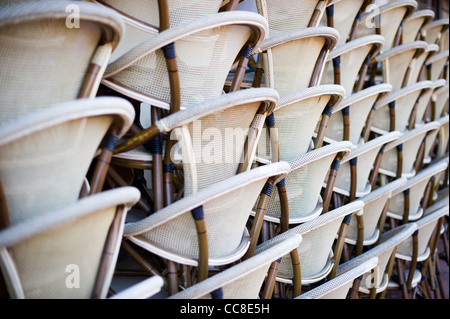 Gestapelten Stühlen vor einer Bar Café im Morgengrauen in Nizza, Frankreich Stockfoto