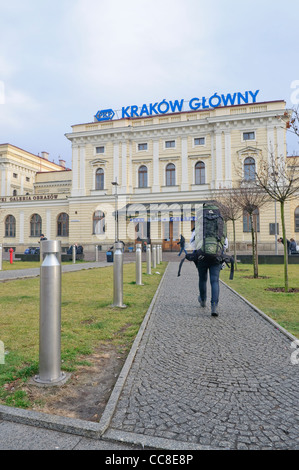 Reisenden nähert sich Bahn Bahnhof Haupteingang in Krakau, Polen Stockfoto