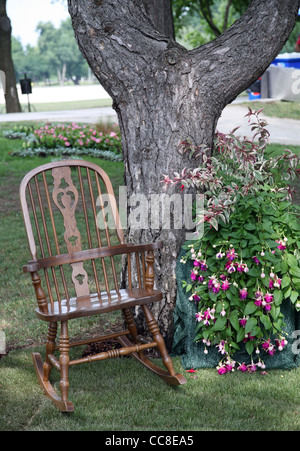 Schaukelstuhl und Blumen Stockfoto