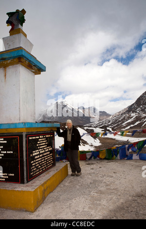 Indien, Arunachal Pradesh, Sela Pass, Tourist am Rand Straßen Task Force Memorial auf Weg zur Tawang Stockfoto