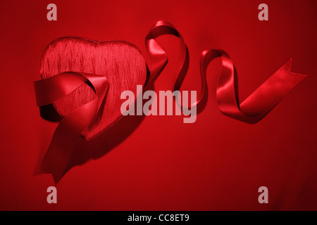 Valentinstag Geschenk mit Schleife auf Stoff-Hintergrund Stockfoto