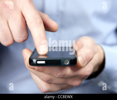 Hände eines Mannes mit einem smartphone Stockfoto