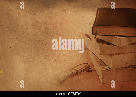 Stapel alter Bücher mit Lesebrille Stockfoto