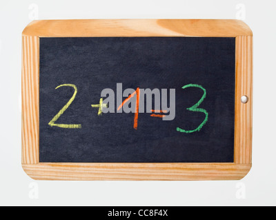 Eine Schiefertafel Mit Einer Rechenaufgabe Und der Richtigen Lösung | ein Blatt mit einer Rechenaufgabe und eine richtige Summe Stockfoto