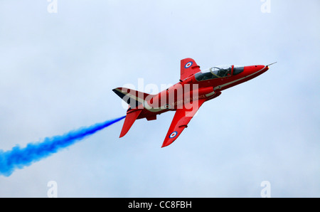 Rote Pfeile XX227 BAE Hawk Trainer fliegen in Farnborough International Airshow im Jahr 2010 Stockfoto