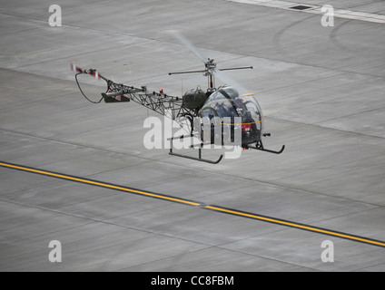 Armee historische Flugzeug Flug Agusta Bell Sioux AH Mk I - XT131 Hubschrauber auf der Farnborough Airshow 2010 Stockfoto