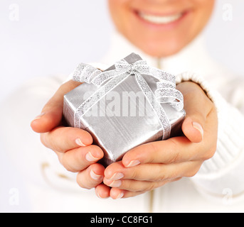 Closeup weibliches Gesicht mit Urlaub vorhanden Box & Geschenk oder Ornament Dekoration, isoliert auf weißem Hintergrund mit selektiven Fokus Stockfoto