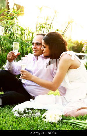 Glückliches junges Paar trinken Champagner, Hochzeitstag Stockfoto