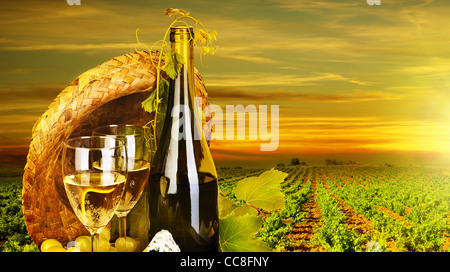 Wein. Romantisches Abendessen im Freien, Tisch für zwei Personen mit Weinberg Blick, frischen Trauben und Weinglas Restaurant, warmen Herbst Sonnenuntergang Stockfoto