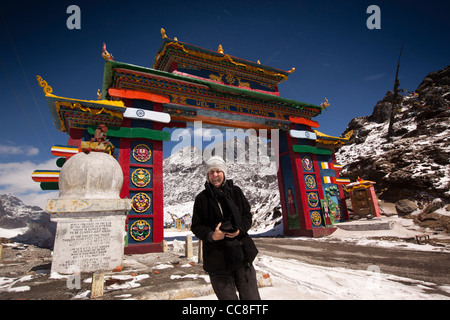 Indien, Arunachal Pradesh, Sela Pass, weibliche Touristen unterwegs Höhenlage Unterquerung bunte Tor zum Tawang Stockfoto