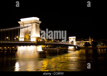 Die Kettenbrücke (Ungarisch: Lánchíd) ist eine Hängebrücke, die die Donau zwischen Buda und Pest erstreckt. Nacht Stockfoto