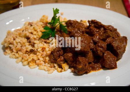 Ein Teller mit ungarischer Gulasch Stockfoto