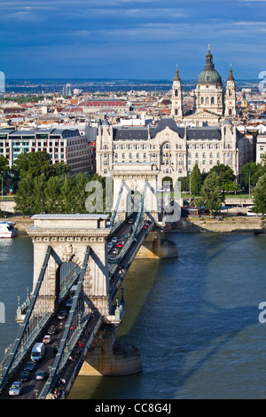 Die Kettenbrücke (Ungarisch: Lánchíd) ist eine Hängebrücke, die die Donau zwischen Buda und Pest erstreckt. Stockfoto