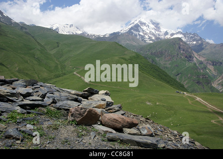 Georgien, Landschaft, wie aus dem 14. Jahrhundert zurGergeti Trinity Church (Tsminda Sameba) Holy Trinity Church Stockfoto