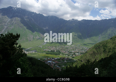 Georgien, Blick auf das Dorf zurGergeti aus dem 14. Jahrhundert zurGergeti Trinity Church (Tsminda Sameba) Stockfoto