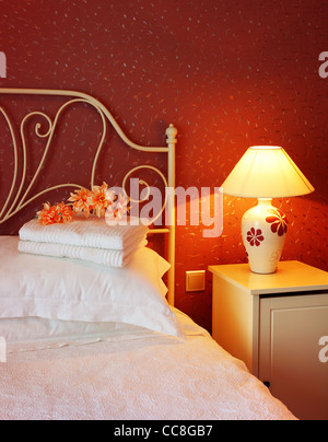 Romantisches Schlafzimmer Luxus-Innenausstattung mit warmem Licht Stockfoto