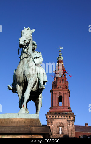 Die Reiterstatue von Christian IX und die wichtigsten Flaggen Turm von Schloss Christiansborg dänischen fliegen aus dem Turm Stockfoto