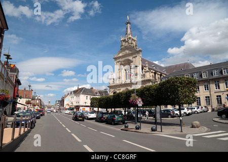 Zeigen Sie an, Avenue De La Victoire mit der Cathedral of Our Lady of Grace (rechts) in Cambrai, Nord-Pas-de-Calais, Frankreich. Stockfoto